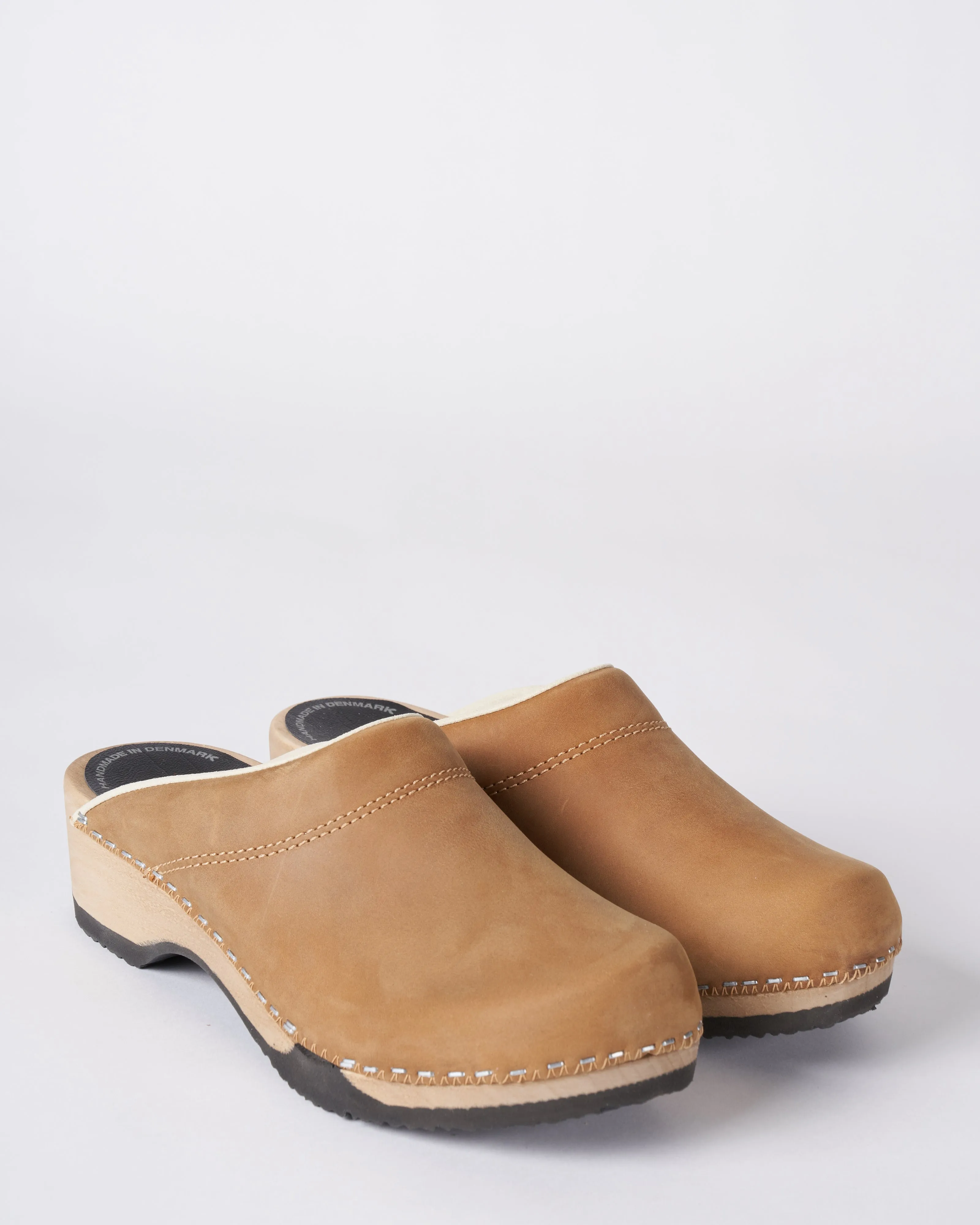 embla clog - sand nubuck