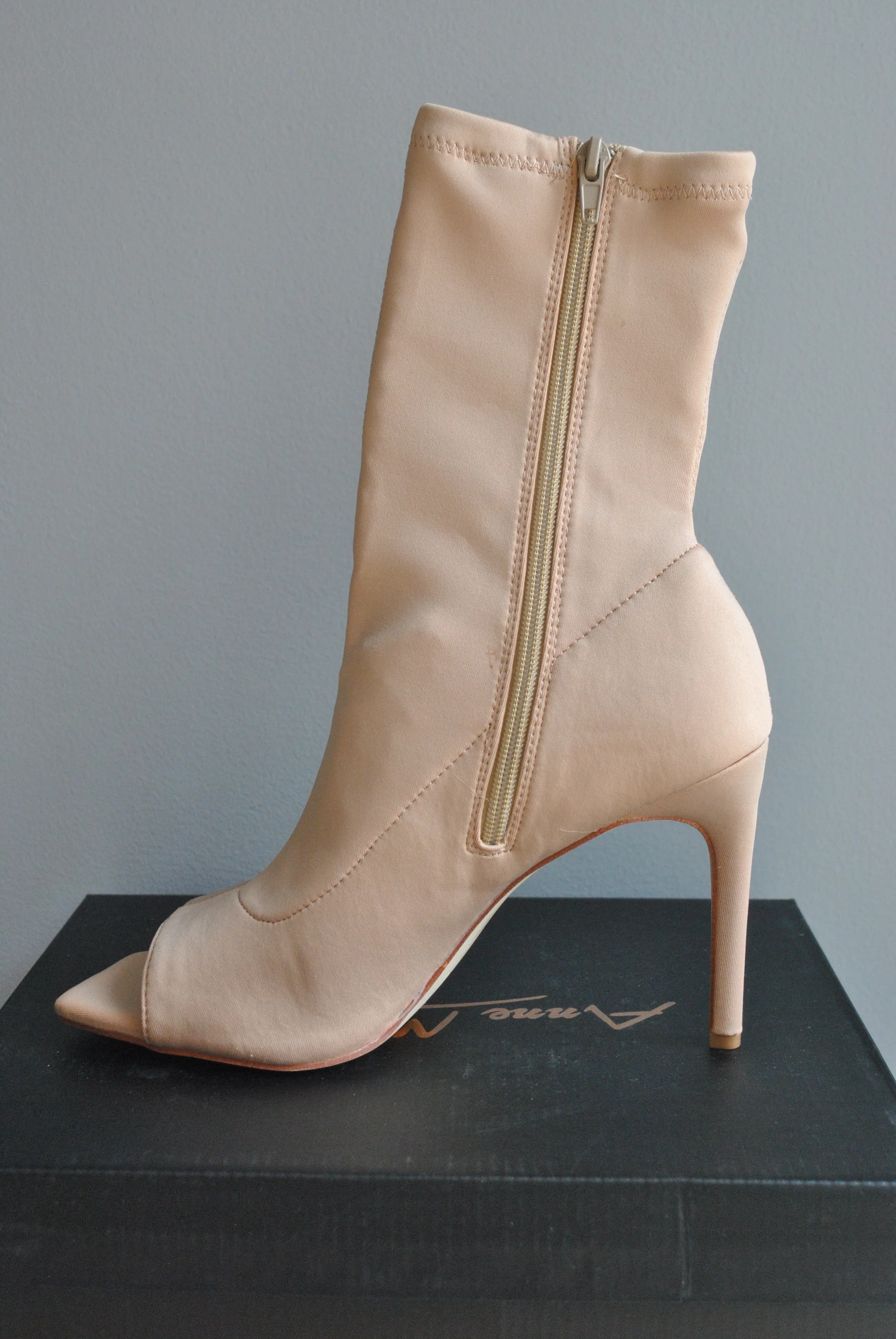 LIGHT BEIGE ELASTIC FIT BOOTIES