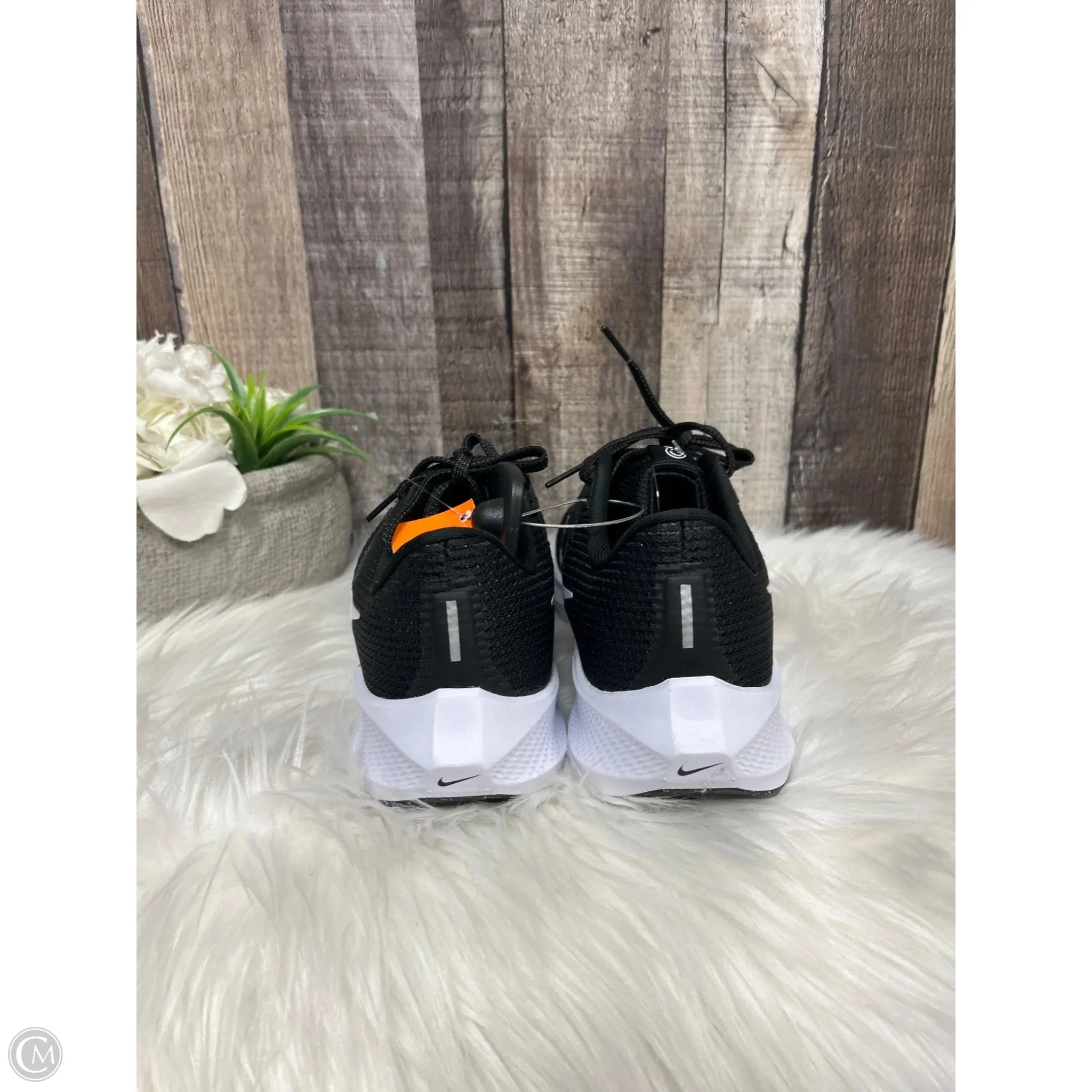 Shoes Athletic By Nike In Black & White, Size: 8.5