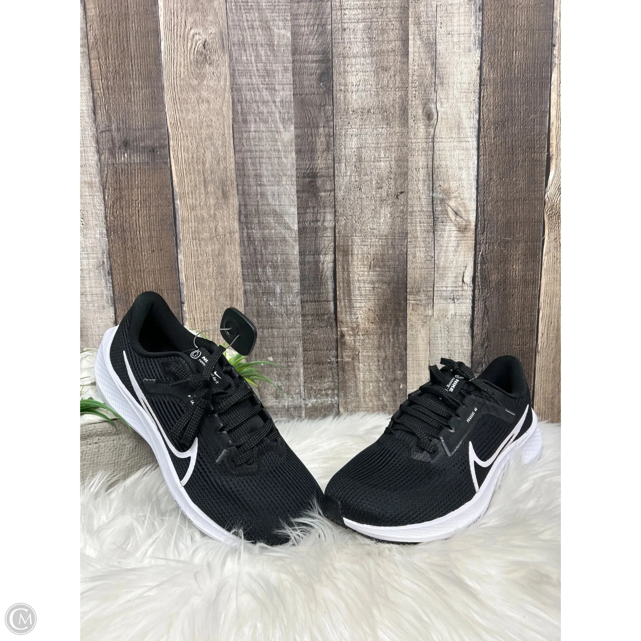 Shoes Athletic By Nike In Black & White, Size: 8.5